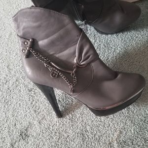 Gray boots and matching handbag.